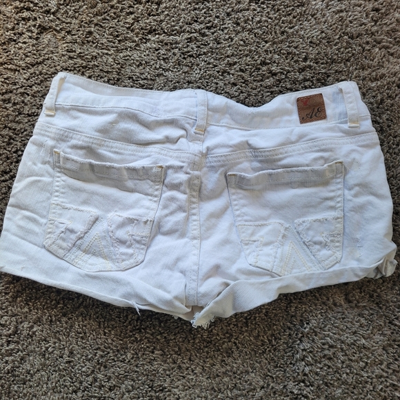 American Eagle White Distressed Short Shorts Size 6 Womans - Picture 7 of 12